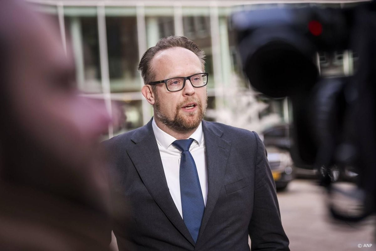 Minister Heerma noemt aanval op D66-partijkantoor 'laffe daad'.