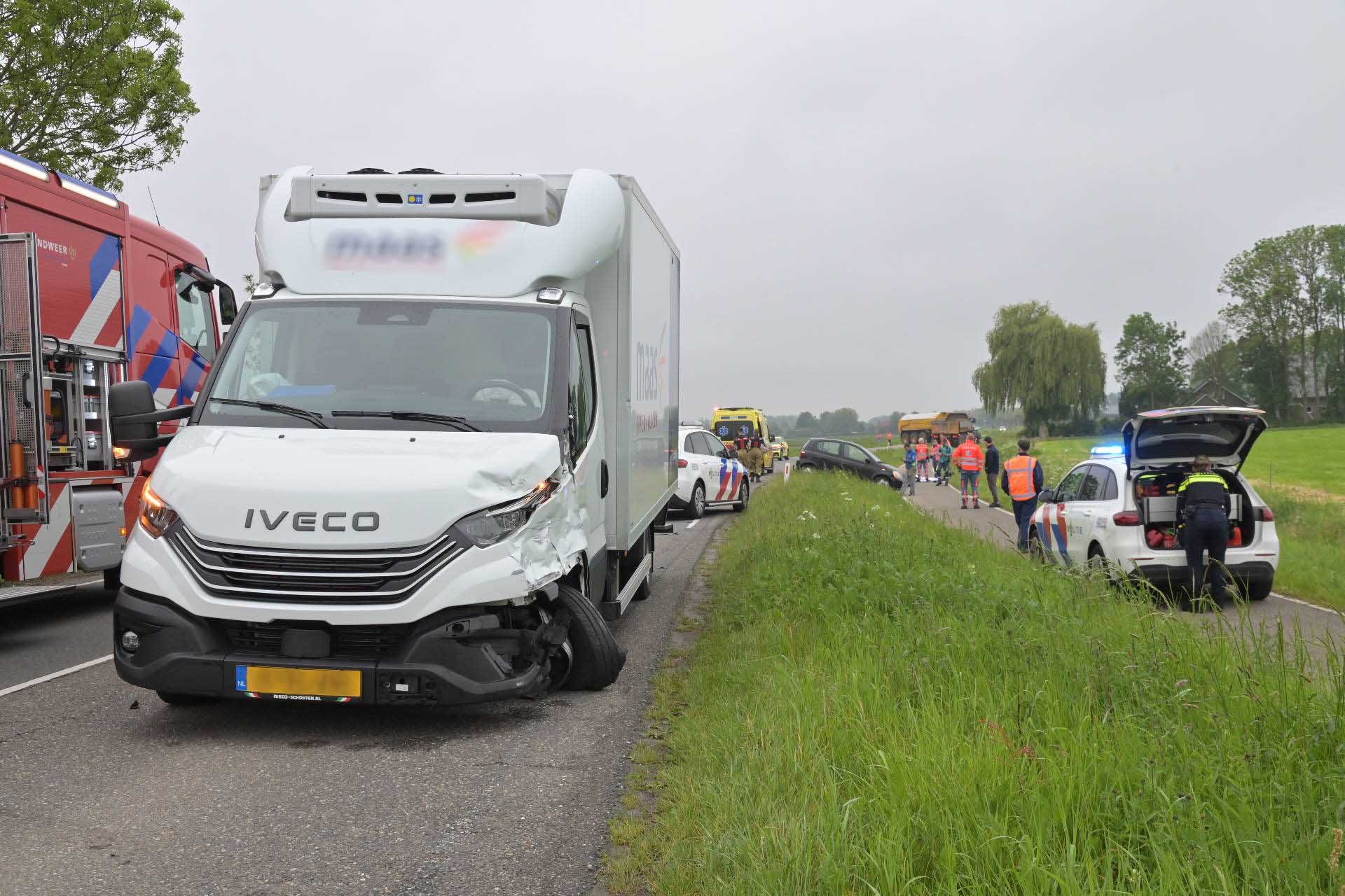 Motorrijder overleden na frontale botsing met busje