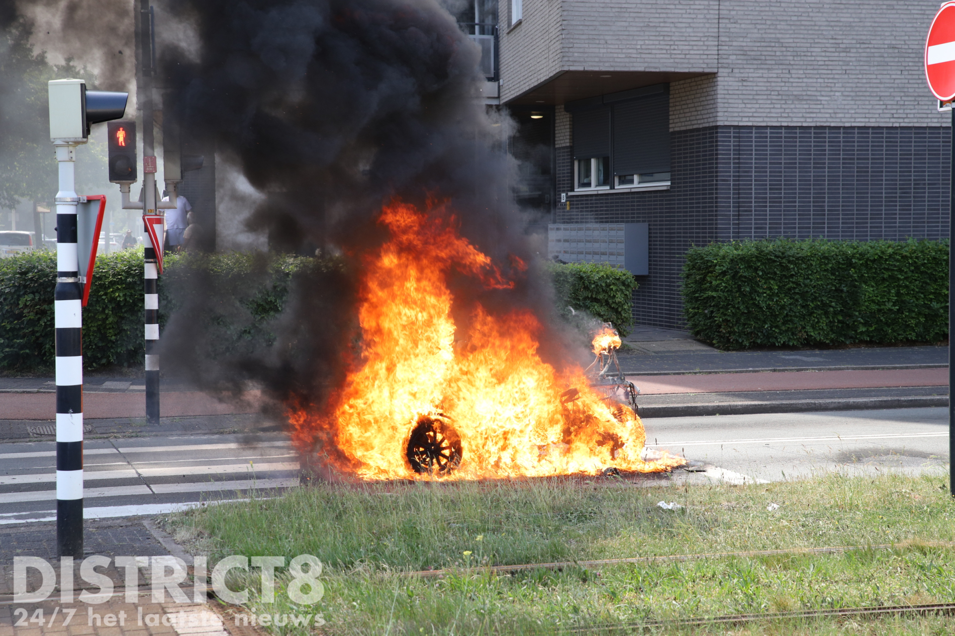 Motorscooter brand volledig uit, schade aan asfalt Dedemsvaartweg Den Haag