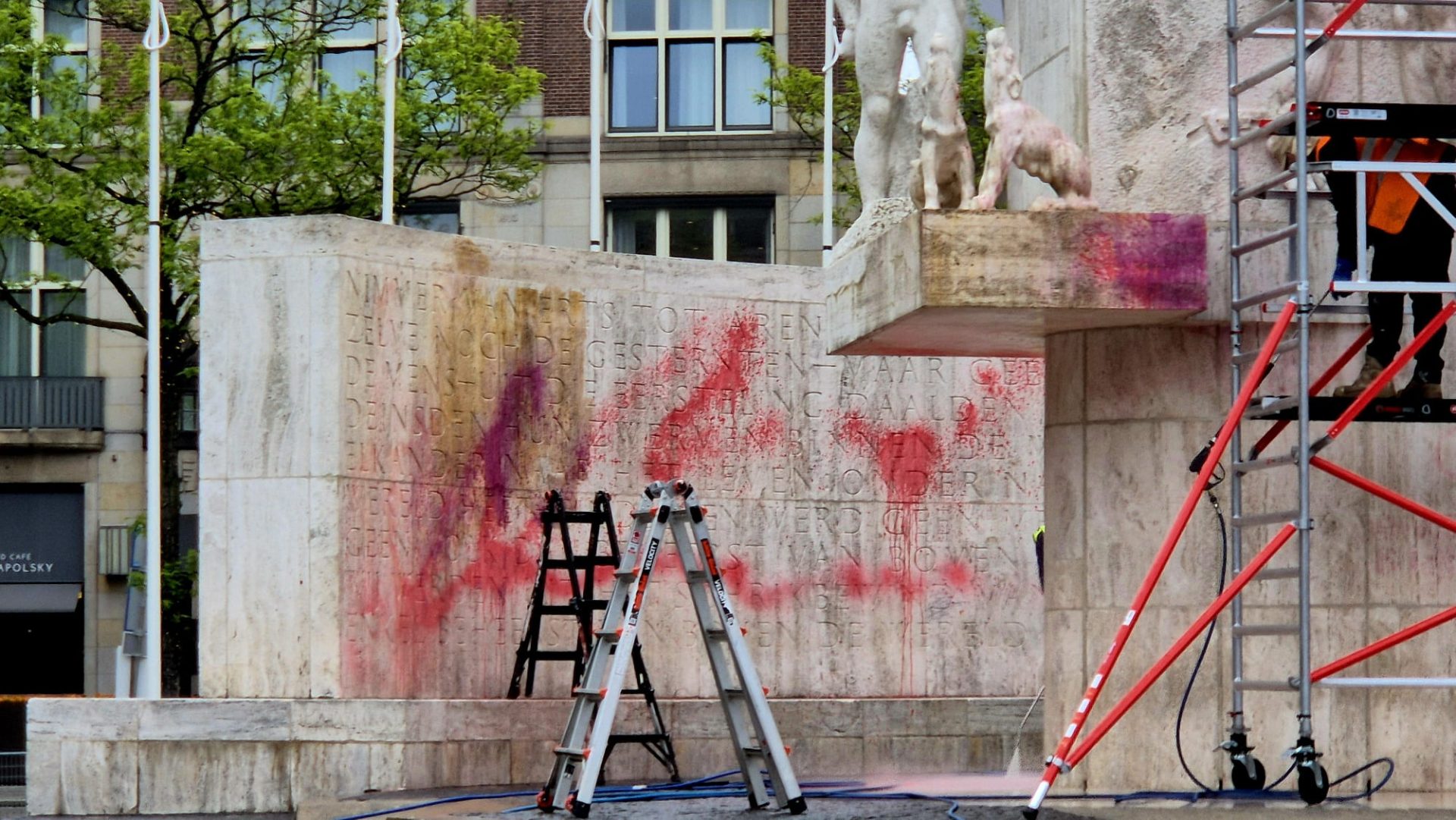 Nationaal Monument op de Dam Amsterdam beklad met rode verf en ‘genocide’