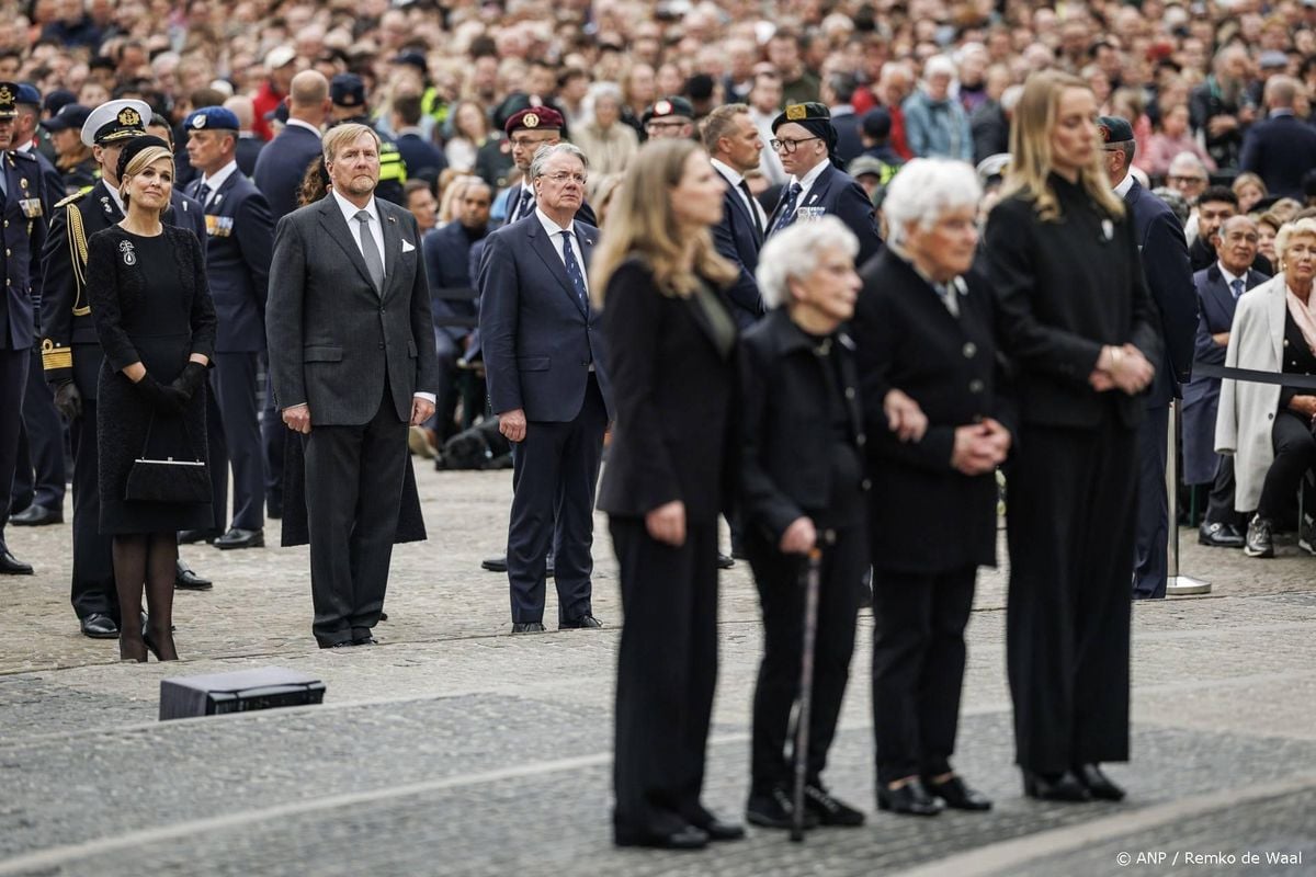 Nederland staat twee minuten stil voor de oorlogsslachtoffers.