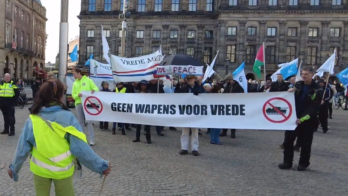 Neonazistische groep ‘vluchtelingen’ uit Oekraïne verstoort herdenkingsmars in Amsterdam.