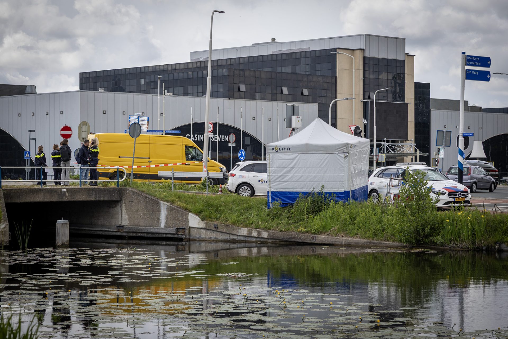 Omstanders zien levenloos lichaam drijven in water - 112 Nederland