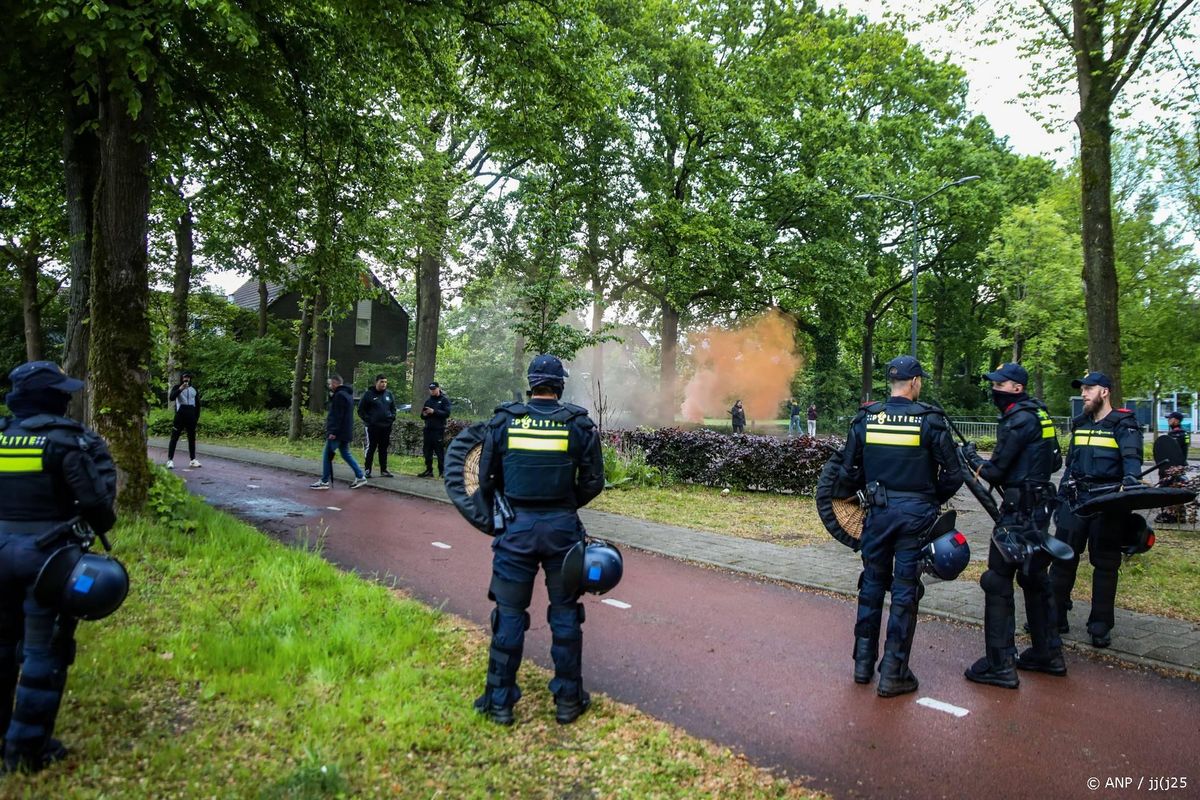 Opnieuw aanhoudingen bij protest tegen noodopvang in Apeldoorn.