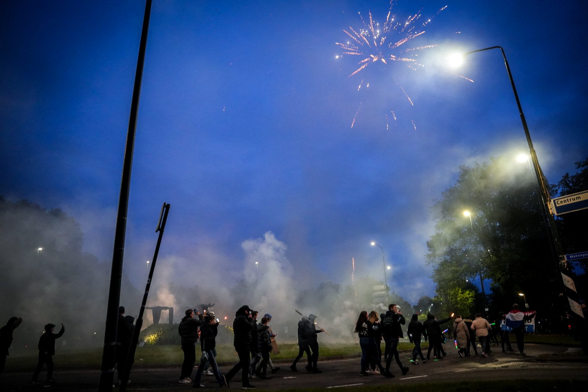Opnieuw protest tegen AZC met lichtjestocht bij rotonde