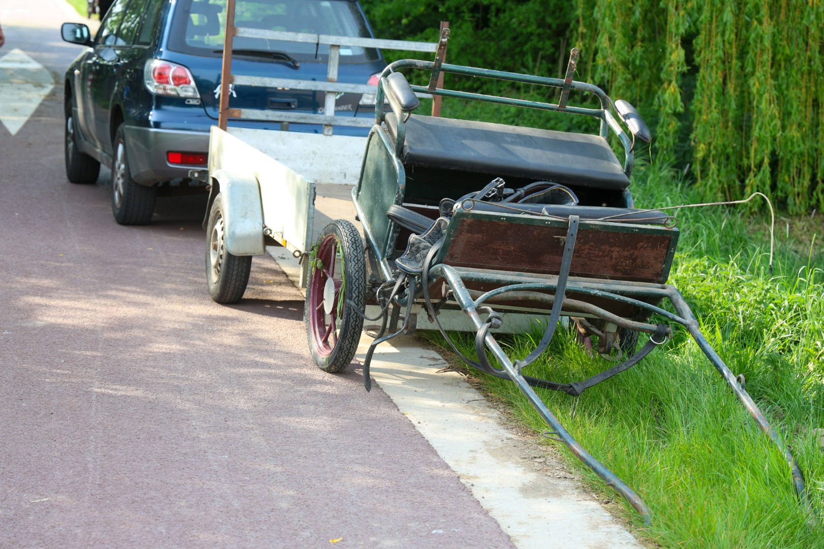 Paarden slaan op hol, kar in sloot