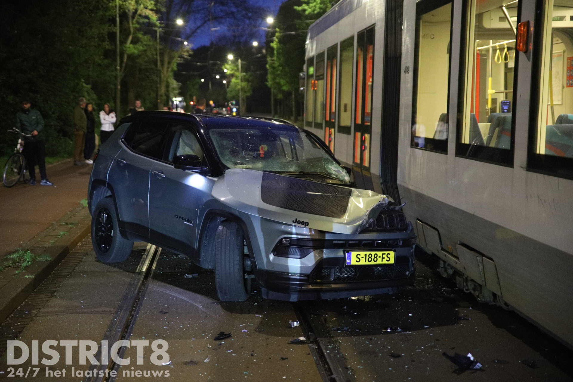 Personenauto raakt in frontale botsing met tram Beethovenlaan Den Haag