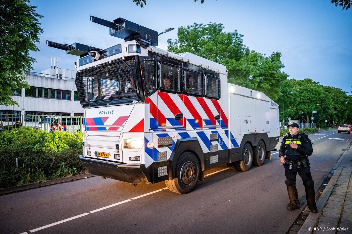 Politie beëindigt protest Loosdrecht en zet waterkanon in.