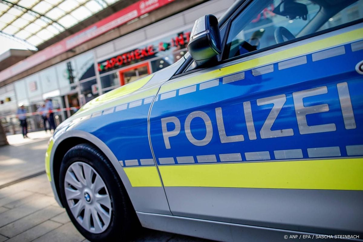 Politie valt Duitse bank binnen na berichten over gijzeling.