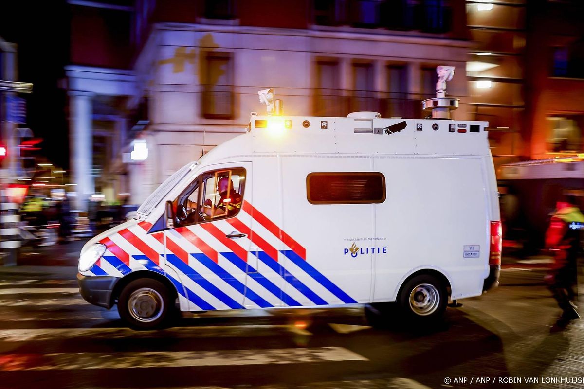 Politie veegt rotonde met anti-azc-betogers leeg in Apeldoorn.