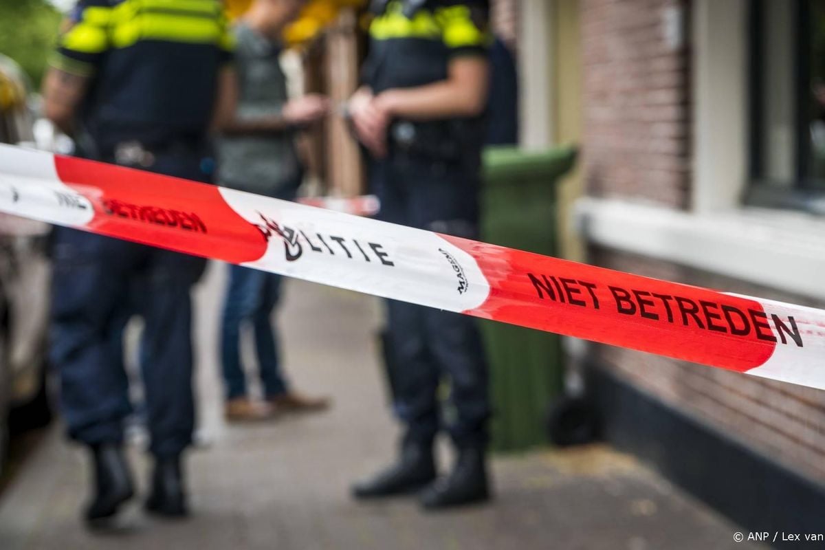 Politie vindt 340.000 euro en wapens in slaapkamer Zutphenaar.