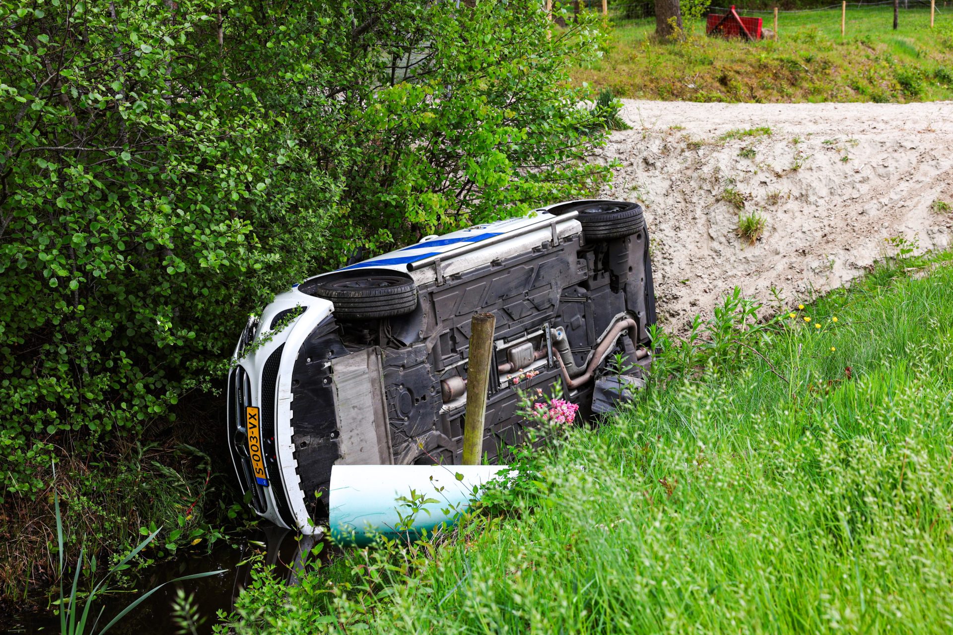 Politieauto belandt in het water