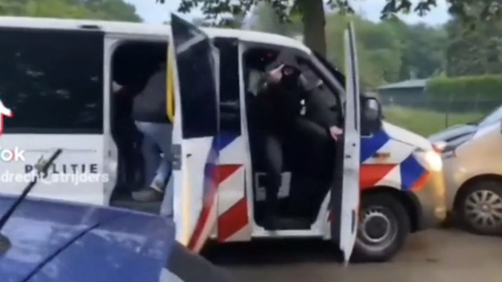 Politieoptreden Loosdrecht vergeleken met ‘Sturmabteilung’ nadat Romeo’s verkeerde bus bestormen.