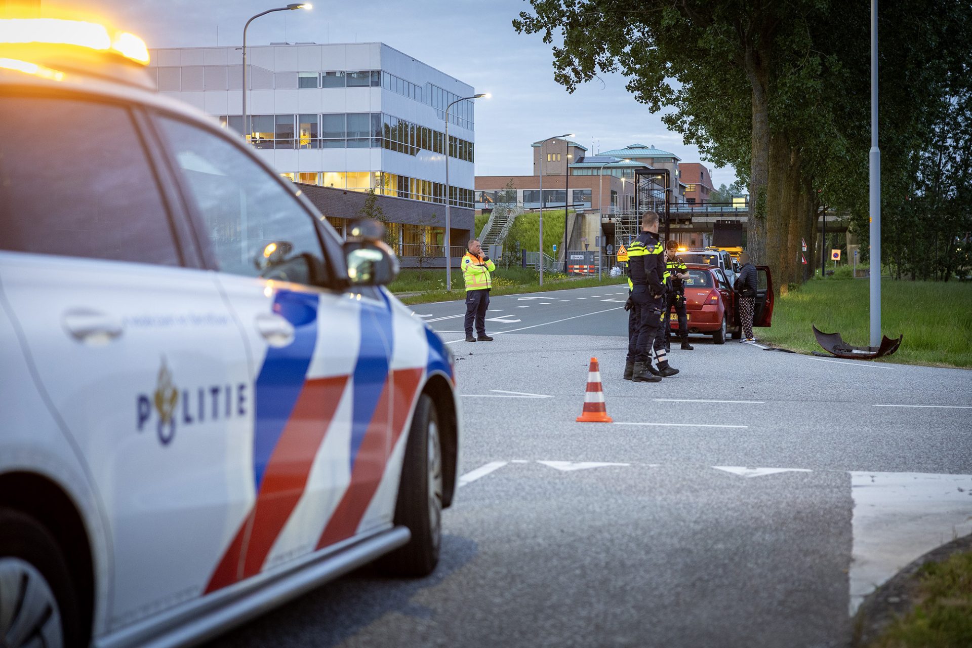Politiewagen en personenauto botsen op kruising