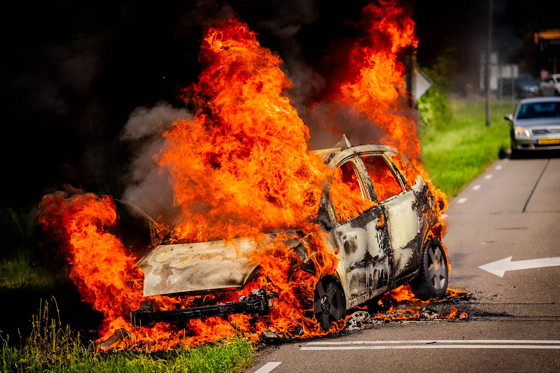 Rijdende auto vliegt in brand