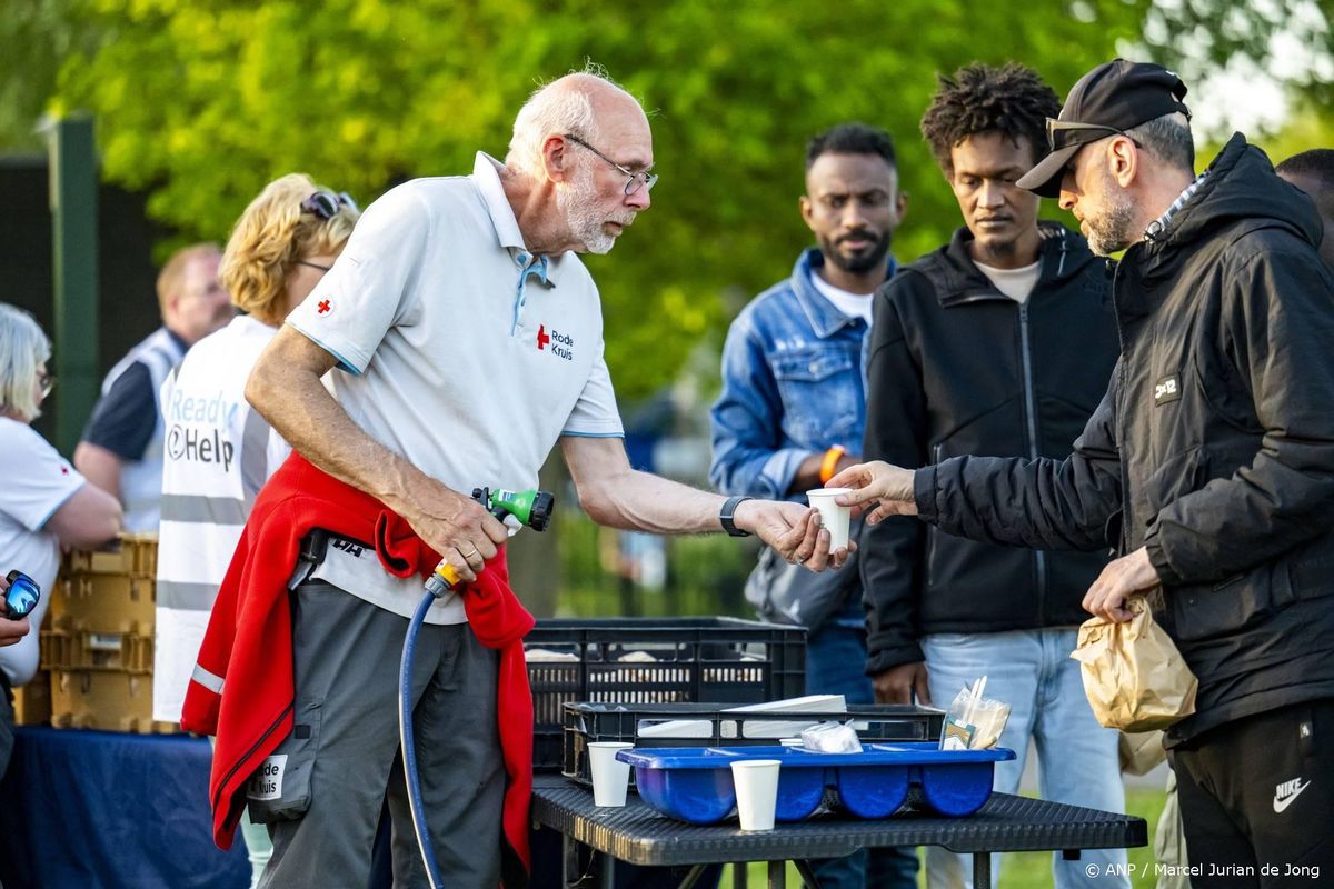 Rode Kruis deelt weer maaltijden uit aan asielzoekers in Ter Apel.