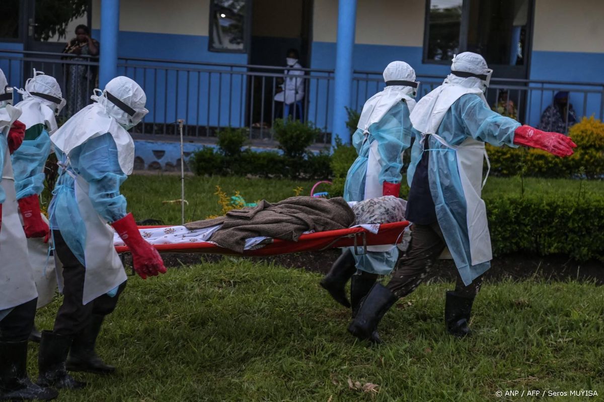 Rode Kruis meldt dood drie vrijwilligers, waarschijnlijk ebola.