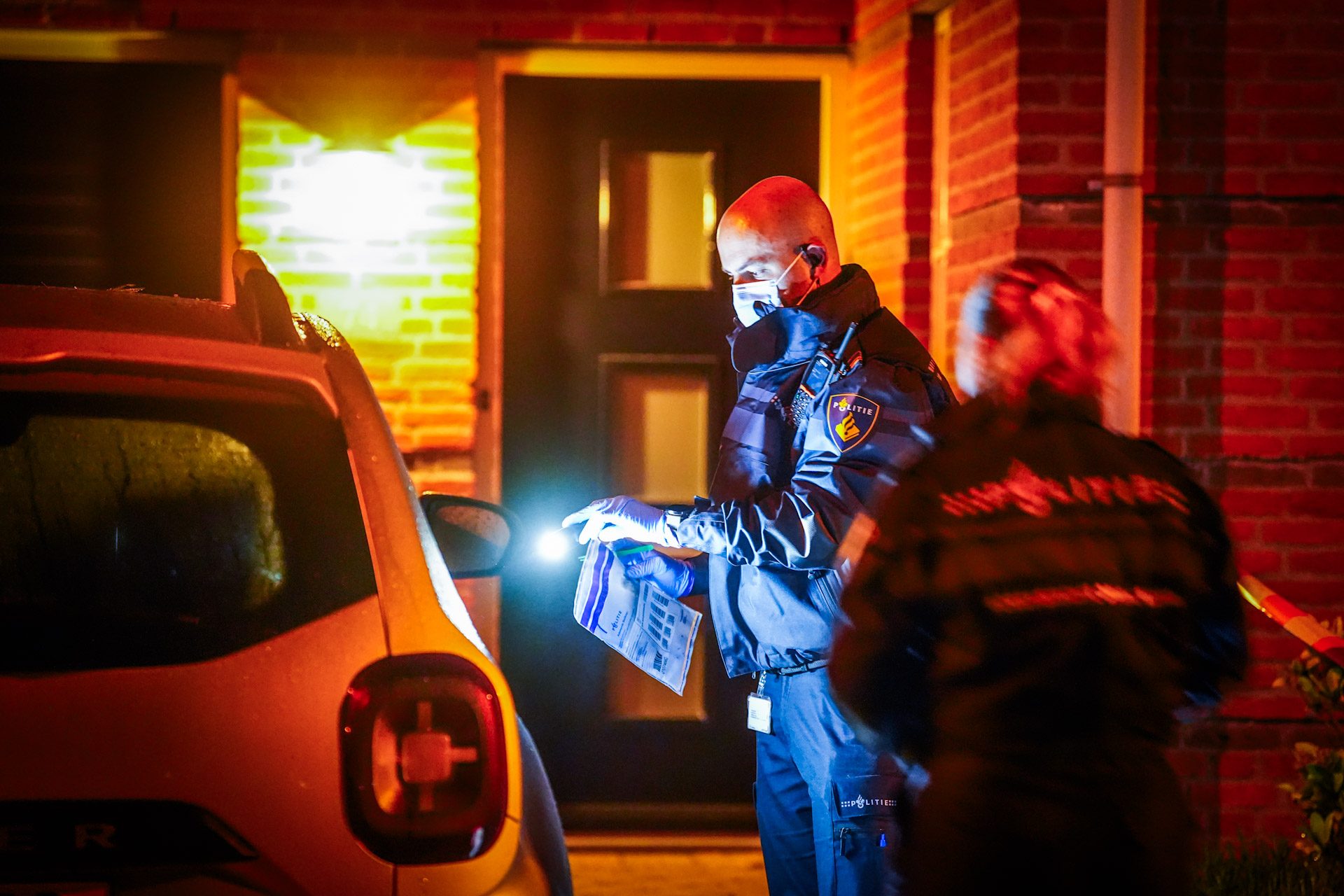 Ruiten gesprongen en gevel gescheurd door explosie bij woning