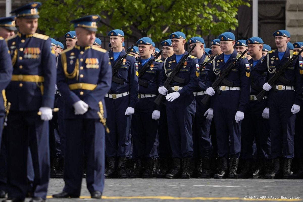 Rusland houdt uitgeklede militaire parade, geen zwaar materieel.