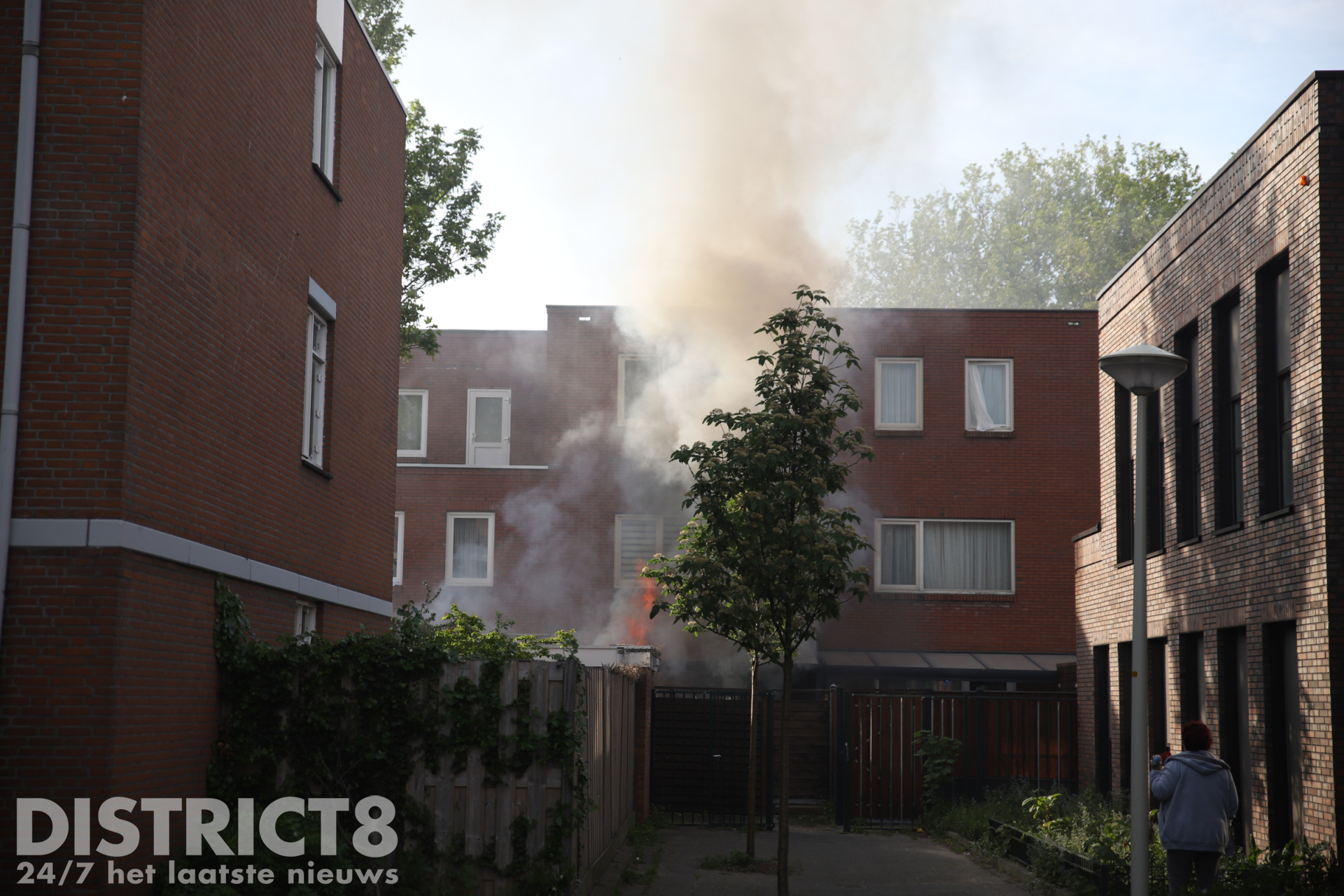 Schuur en overkapping verwoest na brand, tweede keer brand in 7 dagen Viljoenstraat Den Haag
