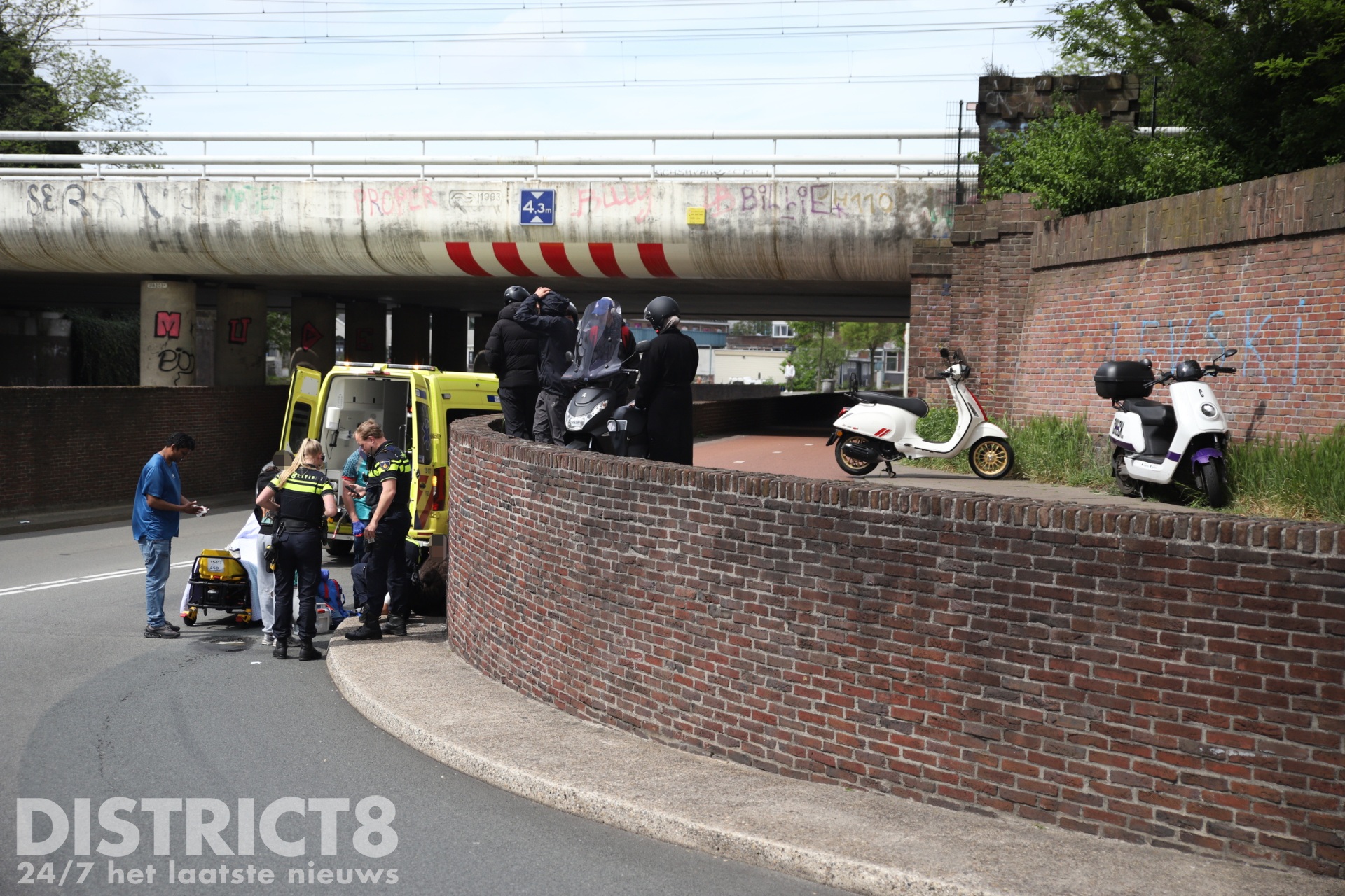 Scooterrit eindigt in harde val van 2 meter na botsing met muurtje Viaductweg Den Haag