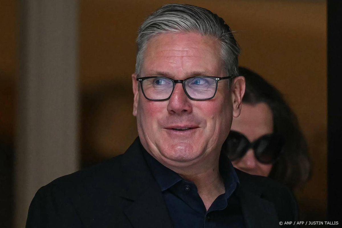 Starmer zegt ondanks druk dat hij doorgaat met land besturen.