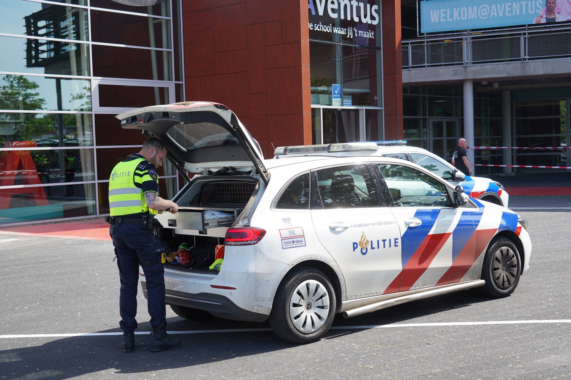 Student gewond bij steekincident voor school, verdachte aangehouden - 112 Nederland