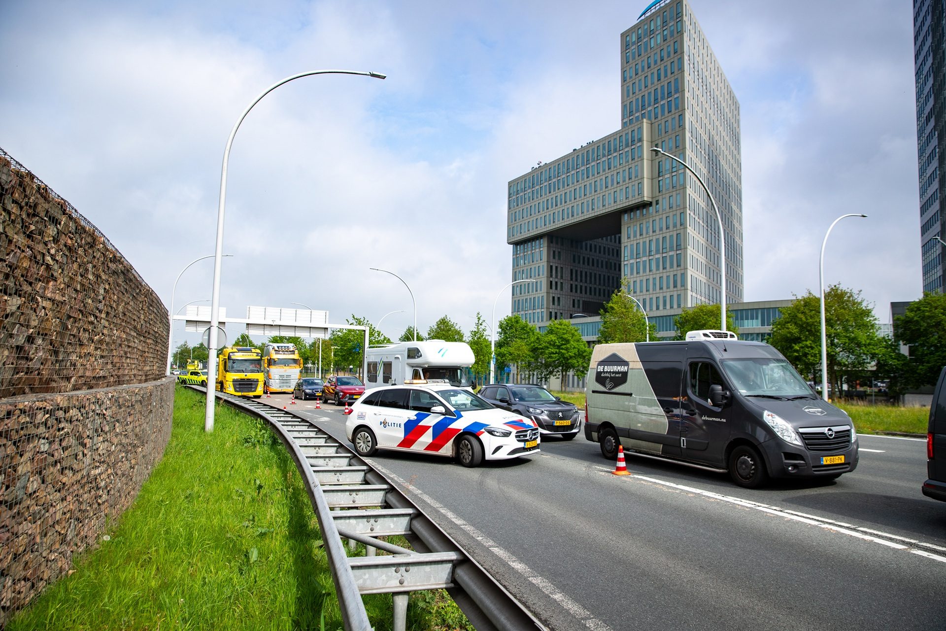Tesla op autopilot maakt noodstop bij verkeerslichten