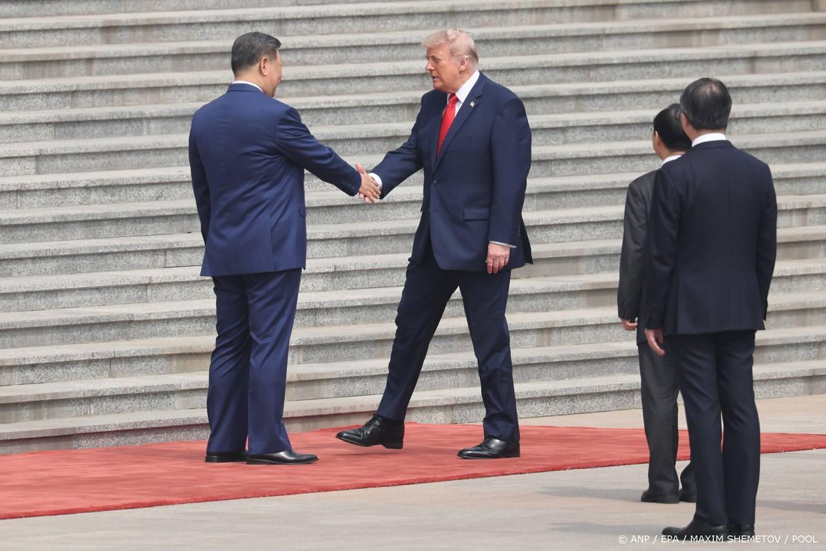 Trump en Xi starten ontmoeting in Beijing met handdruk.