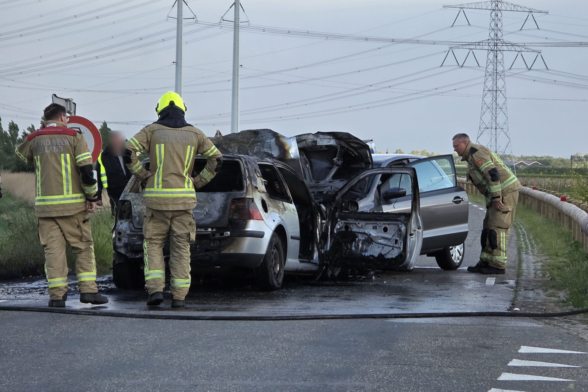 Twee auto’s vliegen in brand na frontale aanrijding