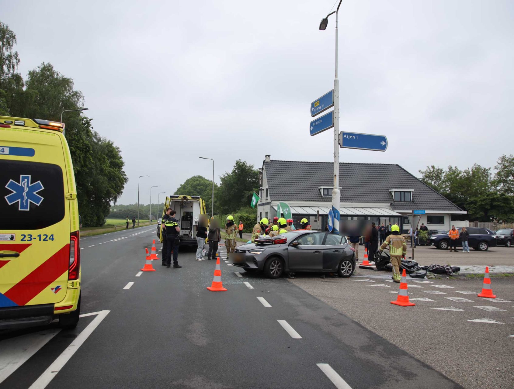Twee gewonden bij botsing, brandweer bevrijdt inzittenden