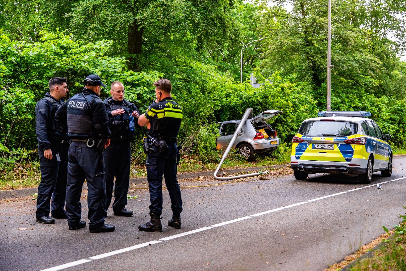 Twee mannen (27) en (24) aangehouden na achtervolging en crash
