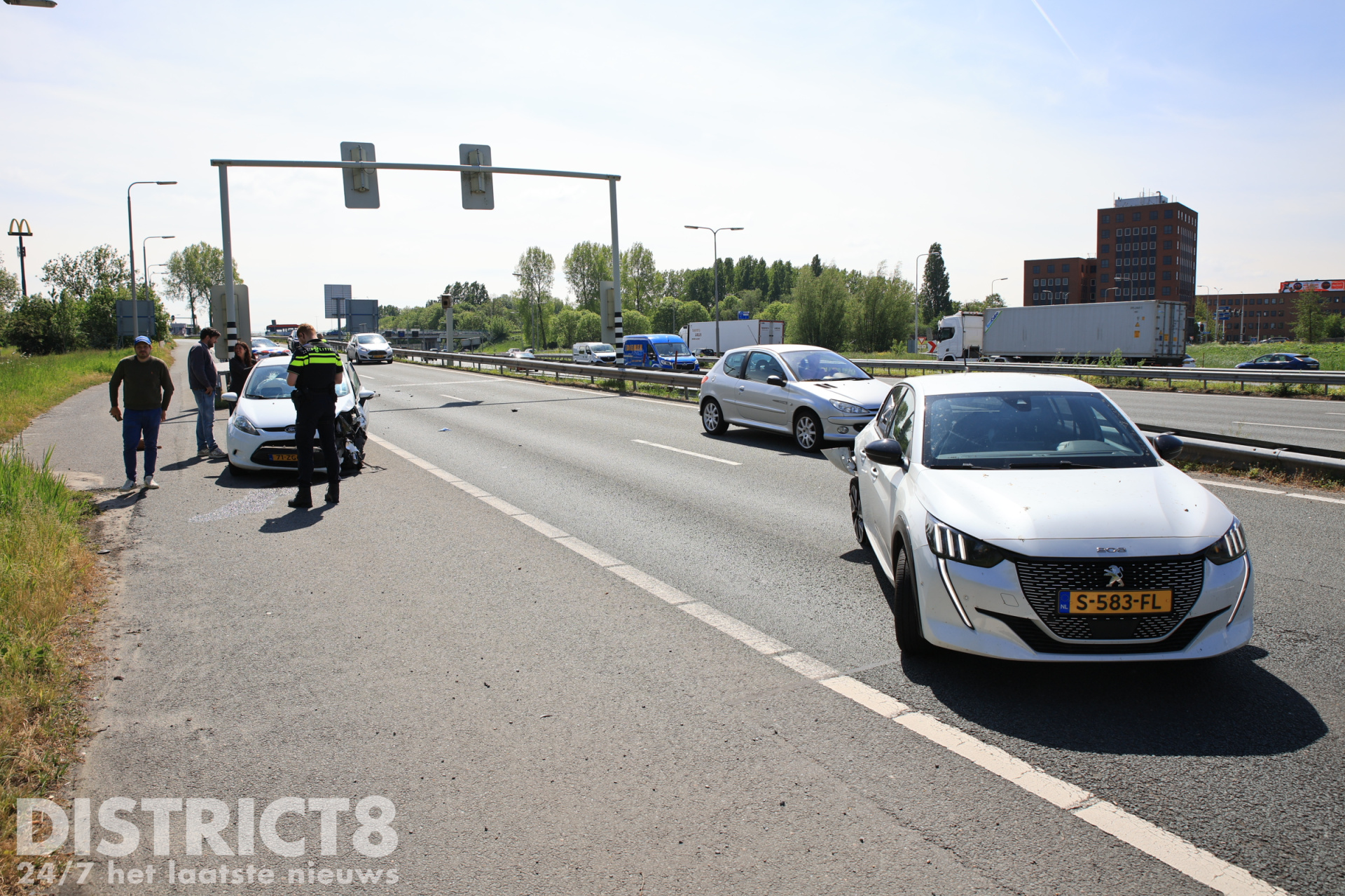 Twee voertuigen flink beschadigd na ongeval op toerit A13 Delft