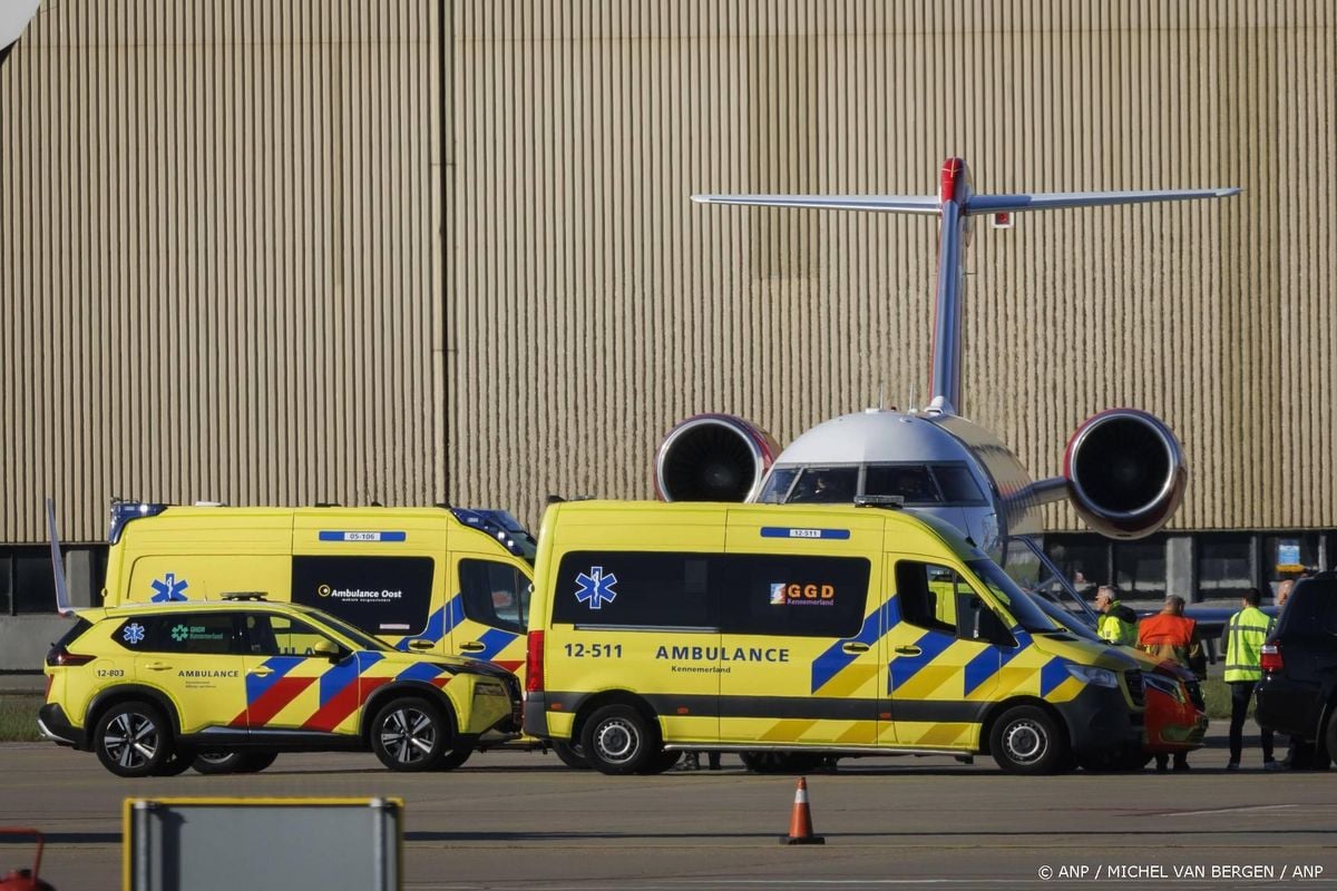 Tweede evacuatievliegtuig cruiseschip aangekomen op Schiphol.