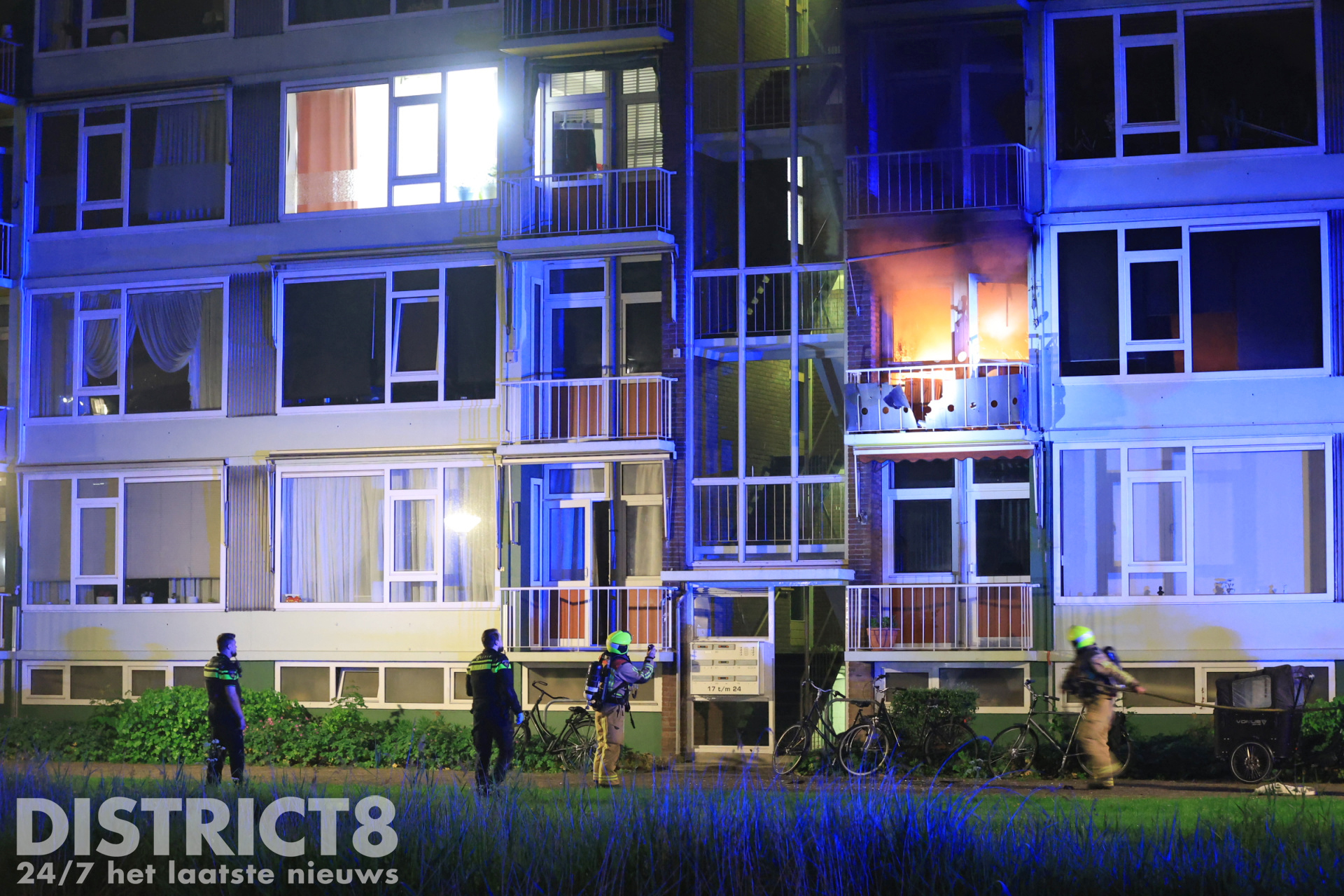 Uitslaande woningbrand na explosie naast politiebureau Mouterpad Delft