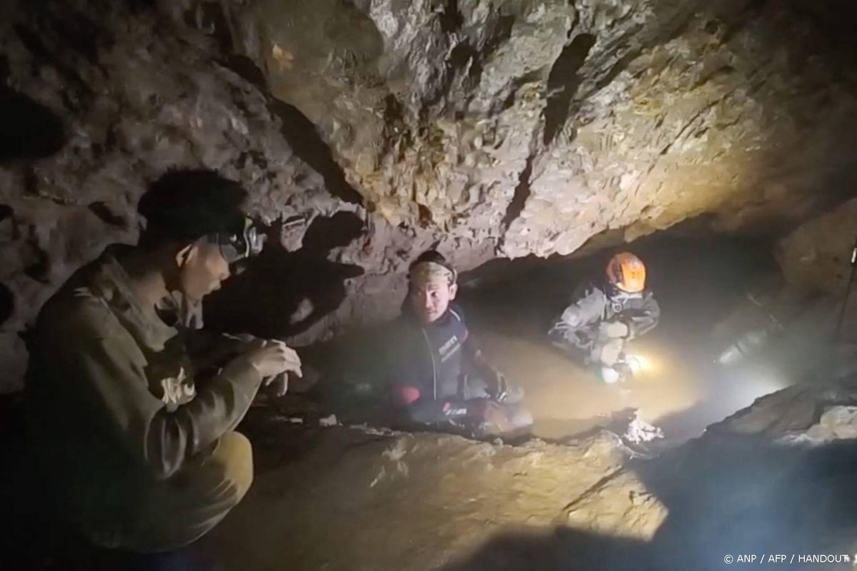 Vier goudzoekers gered uit grot in Laos.