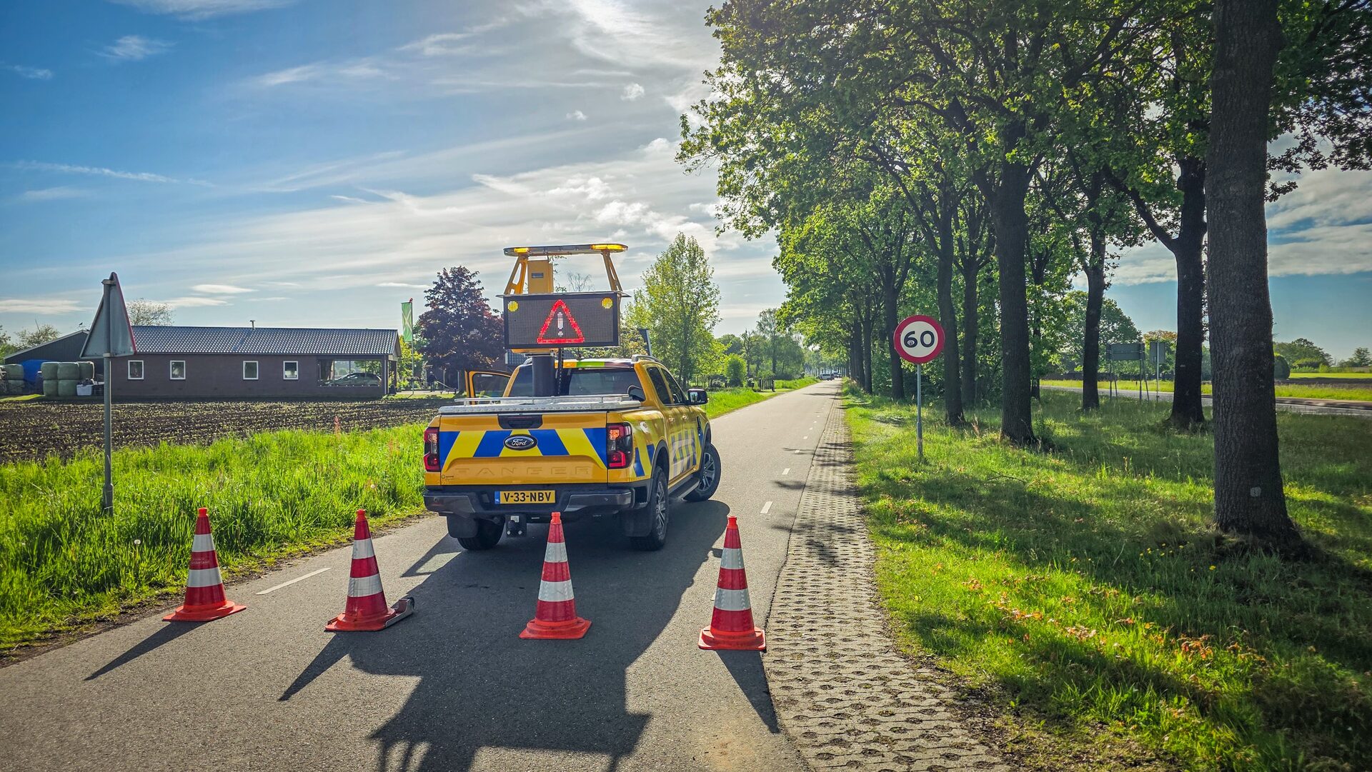 Voorbijganger vindt jongeman dood naast zijn scooter
