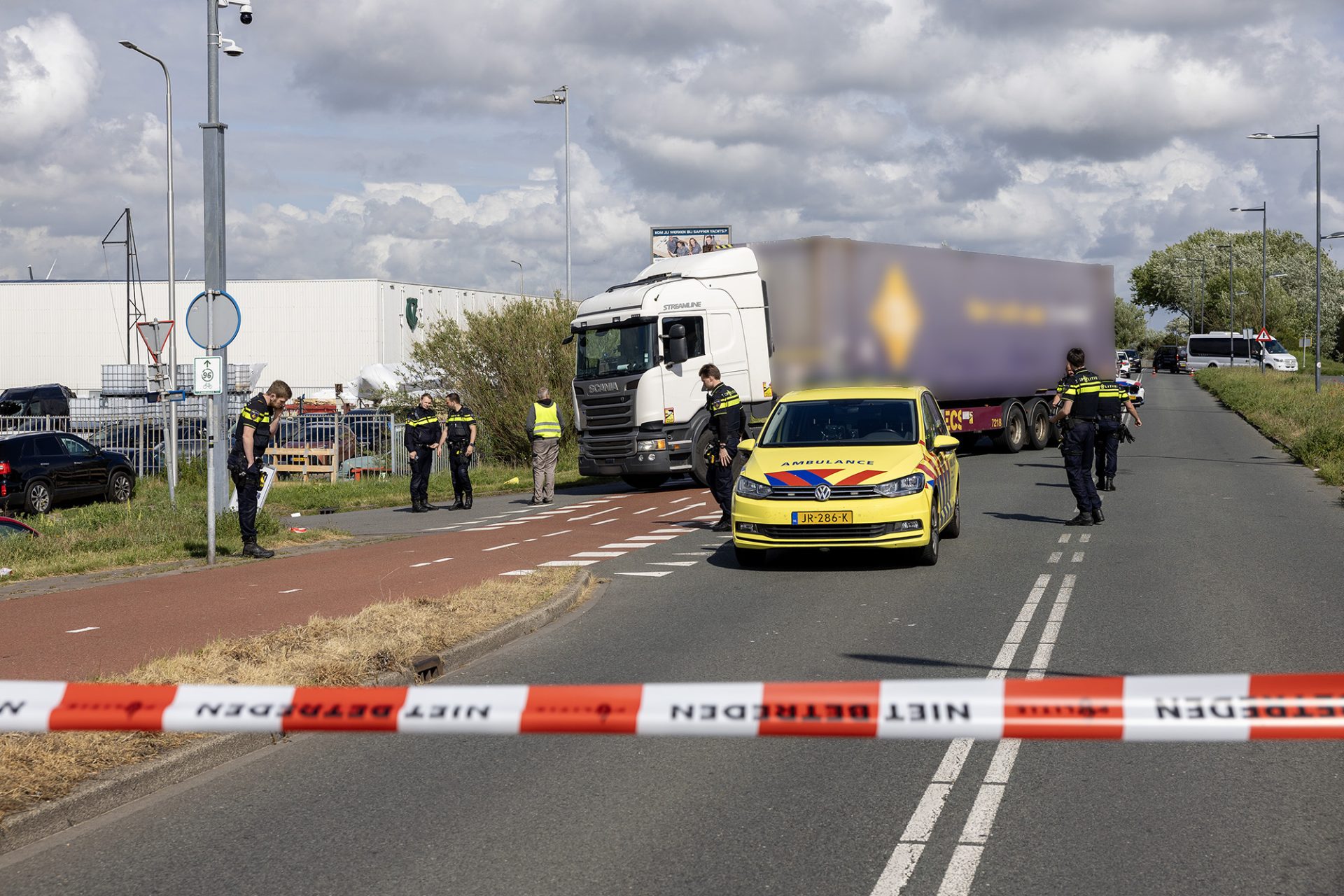 Vrachtwagen en vermoedelijk fietser betrokken bij ernstig ongeval