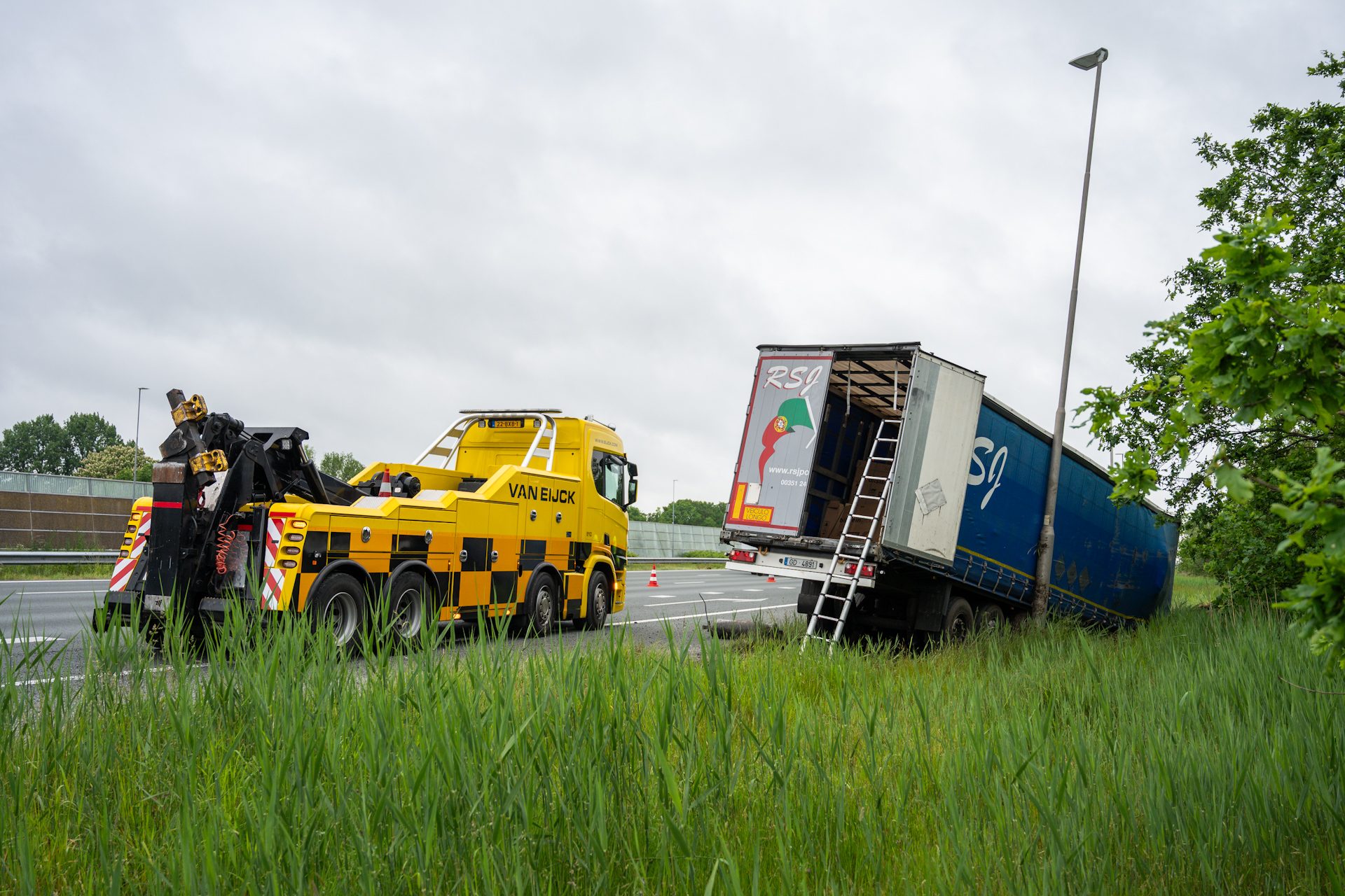 Vrachtwagen verliest trailer op snelweg