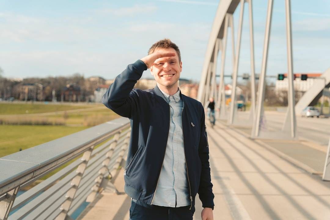 Waarom Nederlandse mannen de enige zijn in Europa die de zomerjas weigeren.