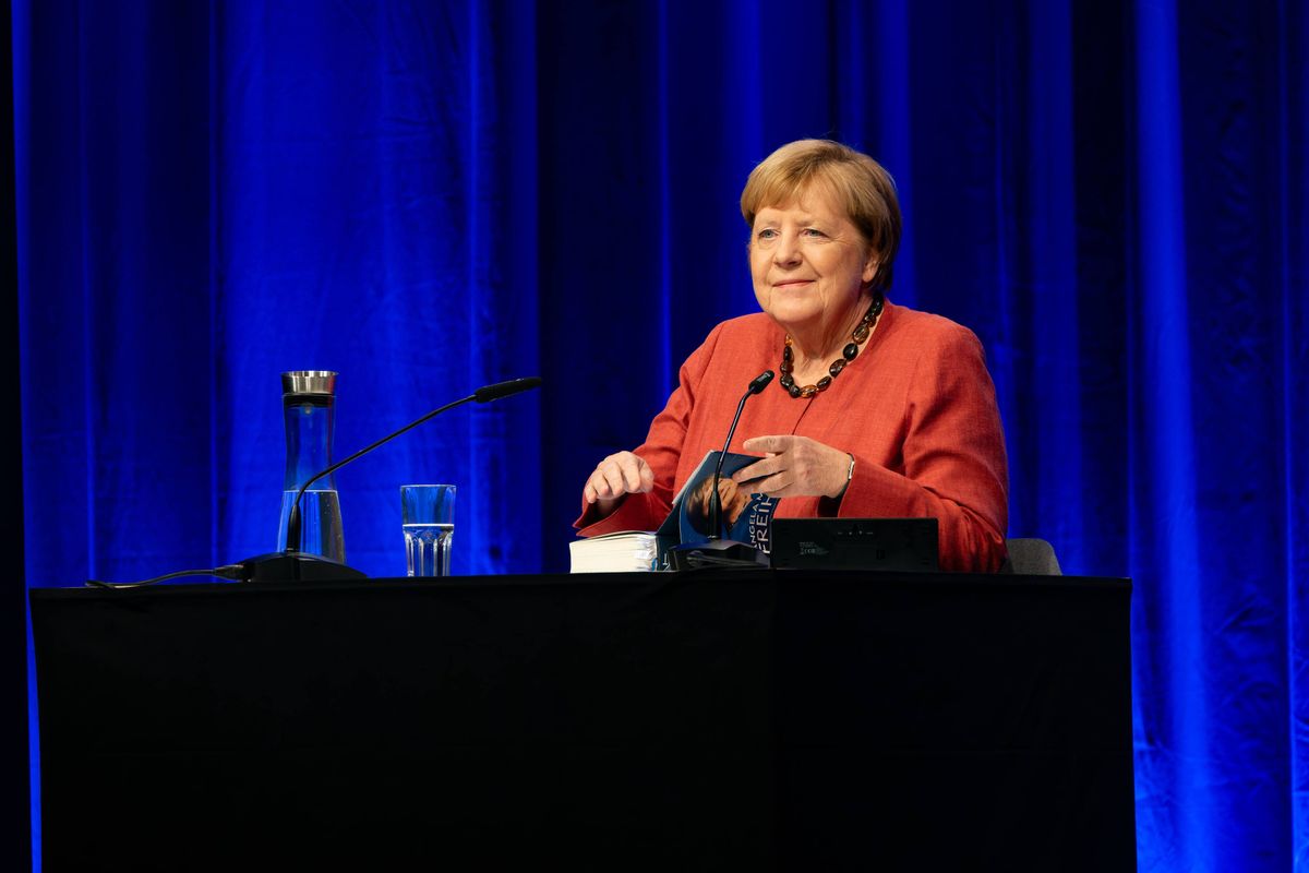 Wanstaltige zelfpijperij in Straatsburg: EU deelt eigen 'lintjes' uit aan asiel-architect Angela Merkel en moraalridder Bono!.