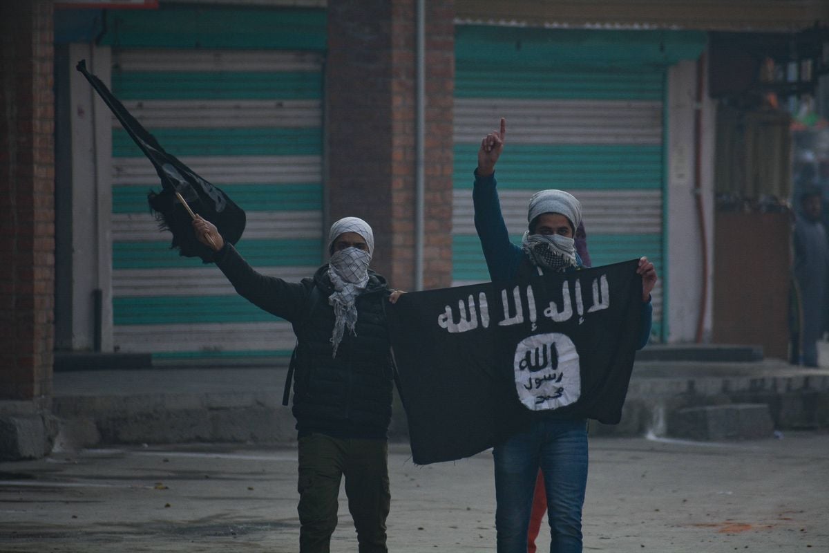 Wereldvreemde Raad van State beschermt IS-terroristen: paspoort afpakken mag niet zomaar permanent!.