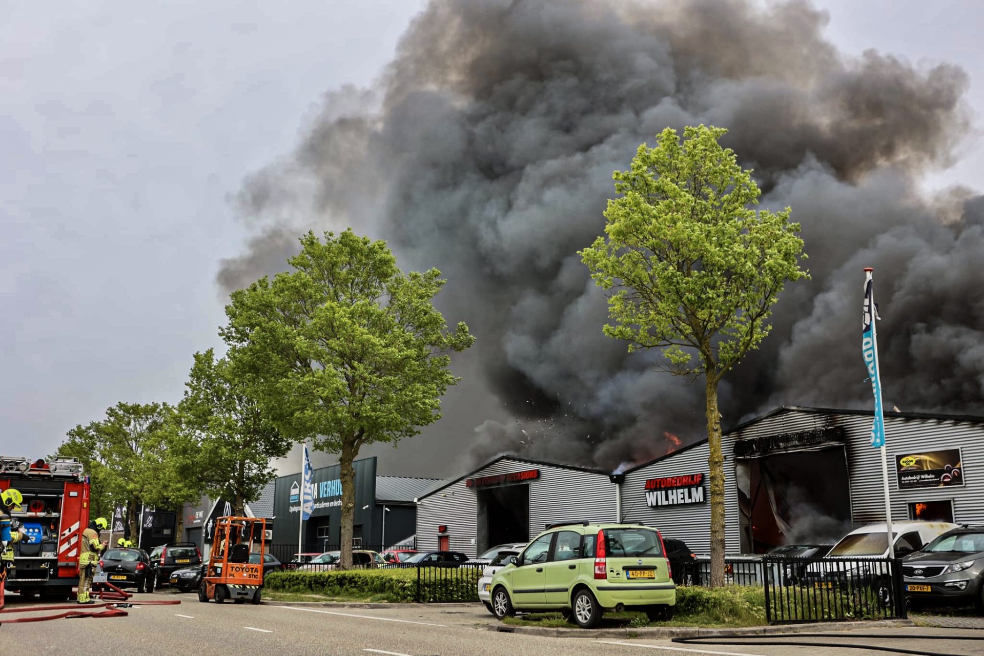 Zeer grote brand bij autobedrijf