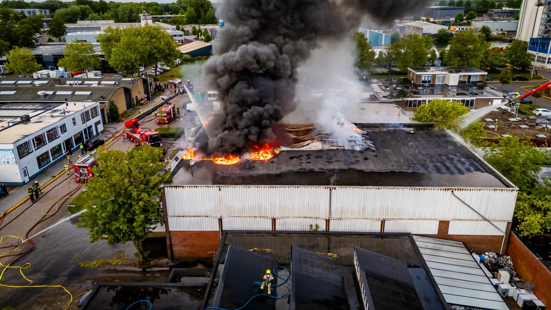 Zeer grote brand bij kringloopwinkel