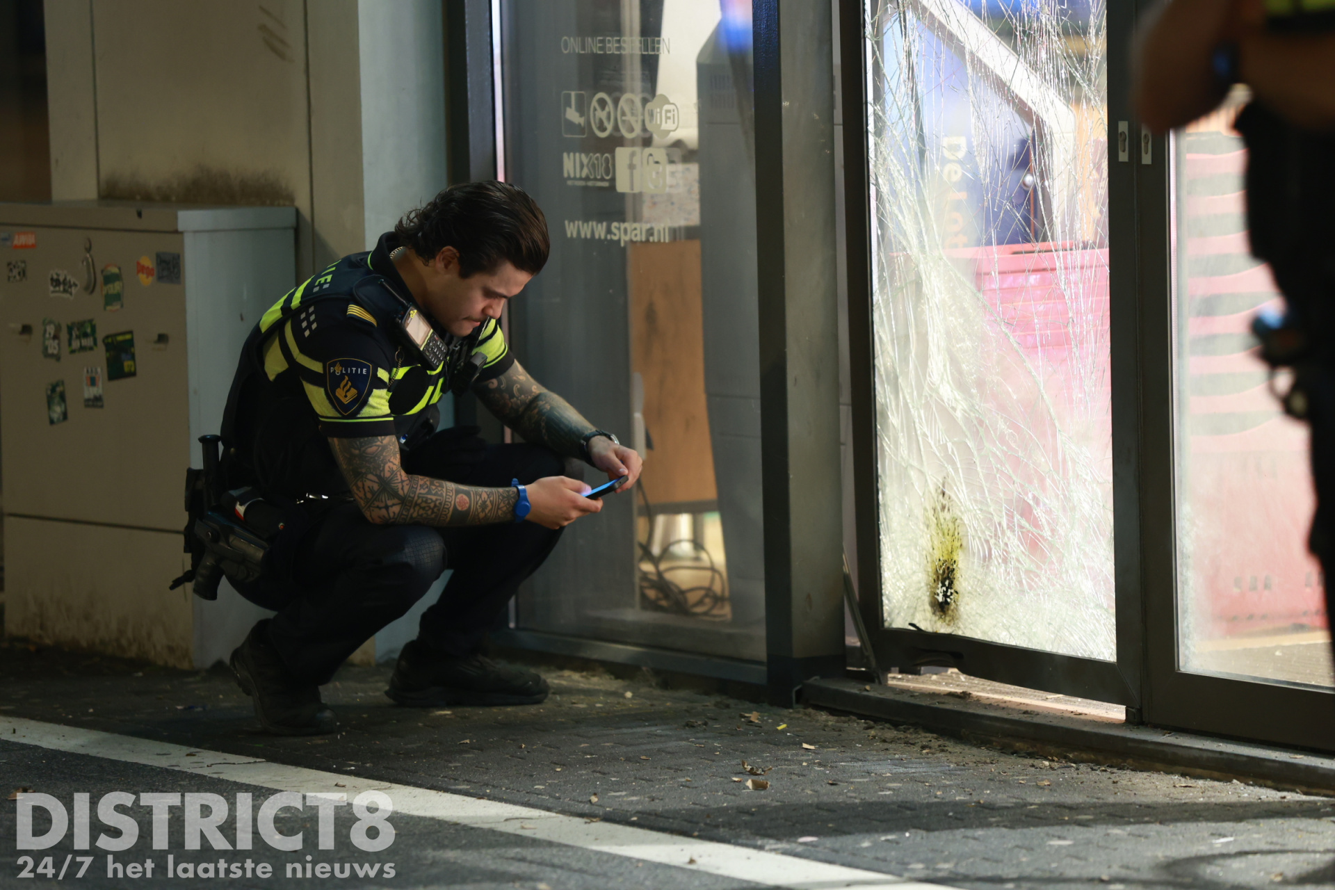 Zwaar beschadigde schuifdeur en rookontwikkeling door explosie Spar Supermarkt Els Borst-Eilersplein Den Haag