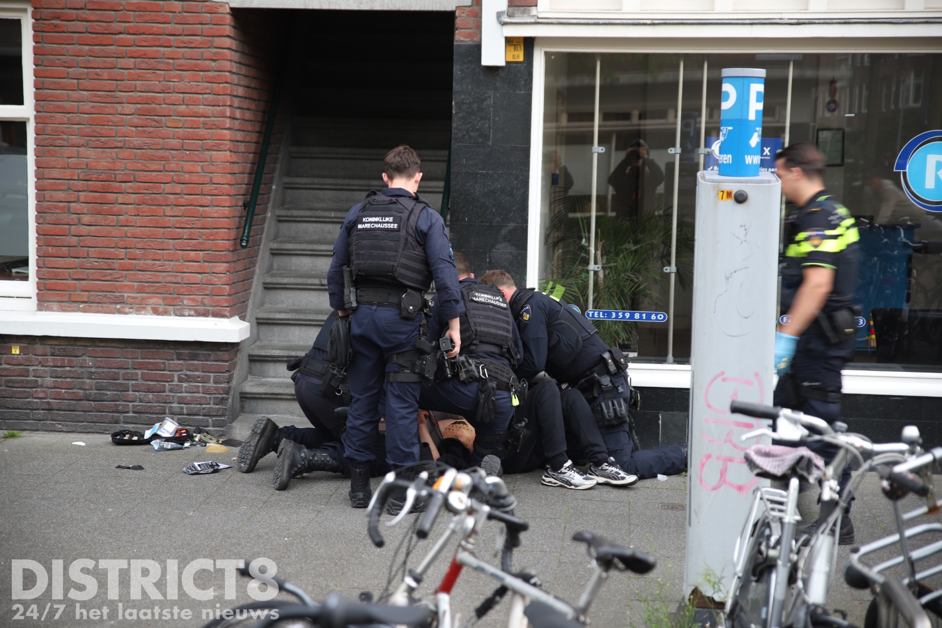 Zwaargewonde na steekpartij; verdachte op de vlucht Lunterenstraat Den Haag