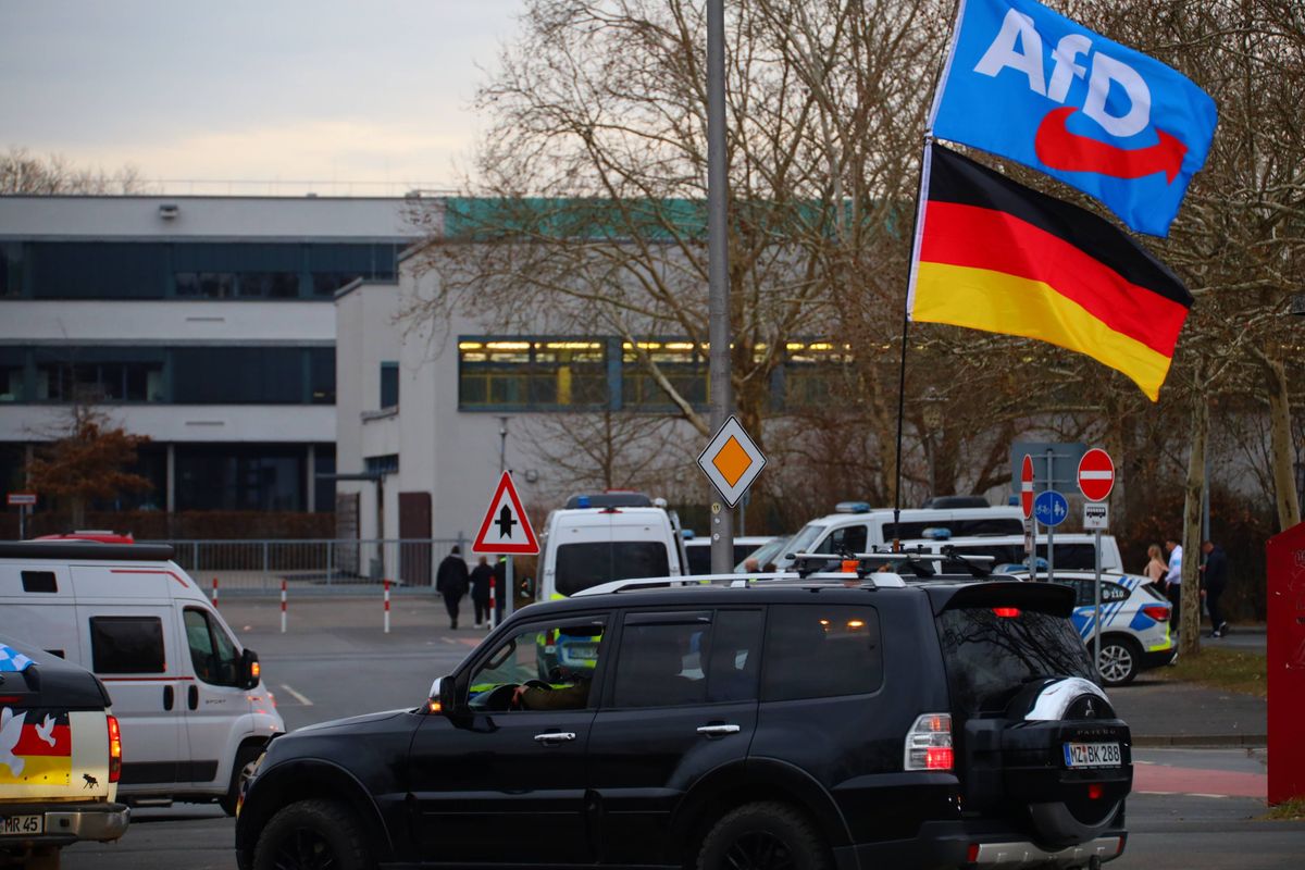 Antidemocratische waanzin in Duitsland: Linkse partijen en vakbonden willen AfD-congres met geweld blokkeren.