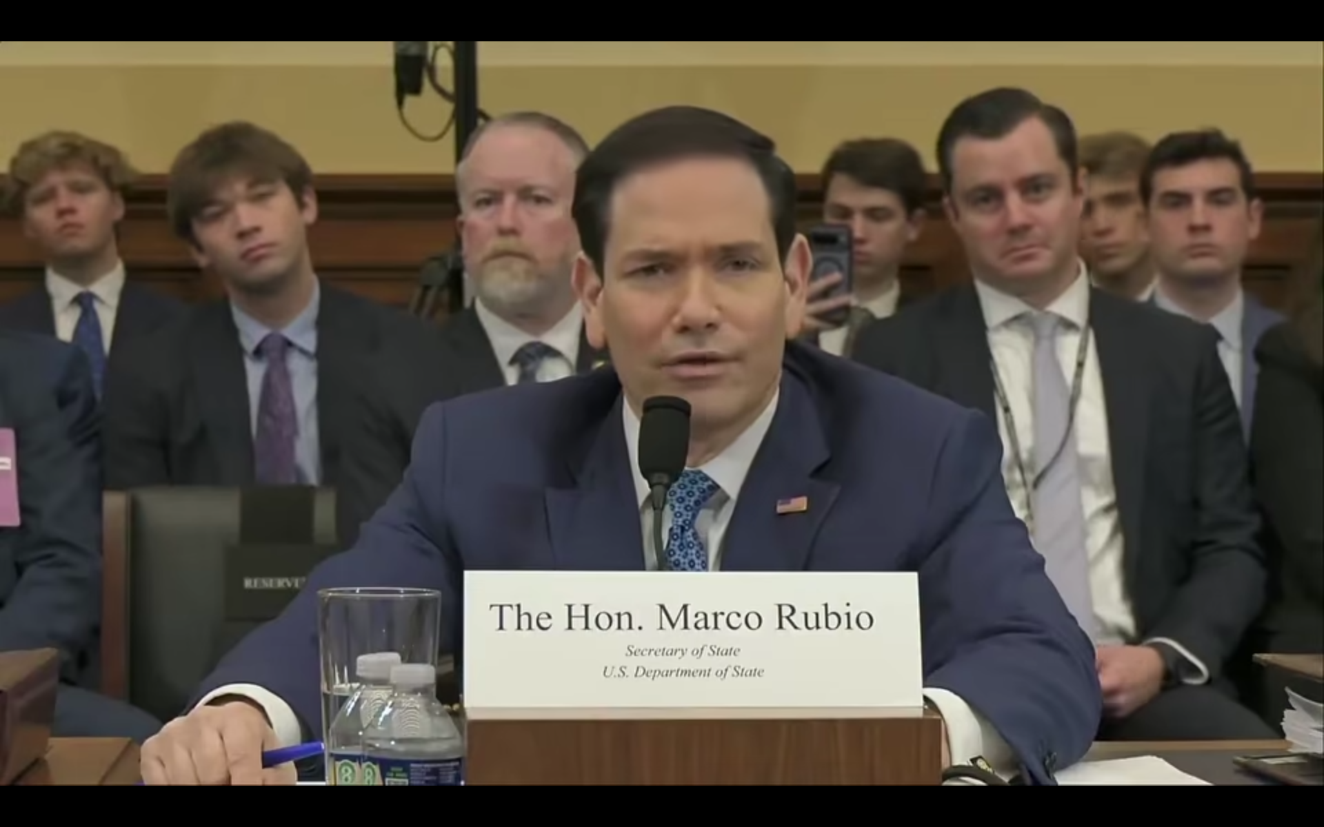 Bekijk: Rubio brandt Democraat af nadat ze hem probeert te ondervragen over en bekritiseert hem voor zijn schoenen.