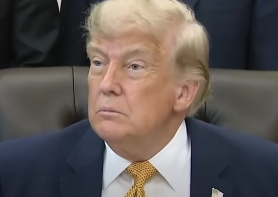 BEKIJK: Trump grappig bespot Ilhan Omar, AOC en Obama in wilde tirade