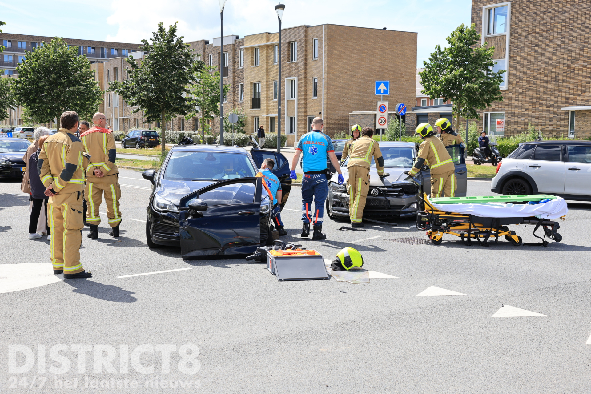 Bestuurder uit auto bevrijd na ongeval met andere auto Laan van ’t Haantje Rijswijk